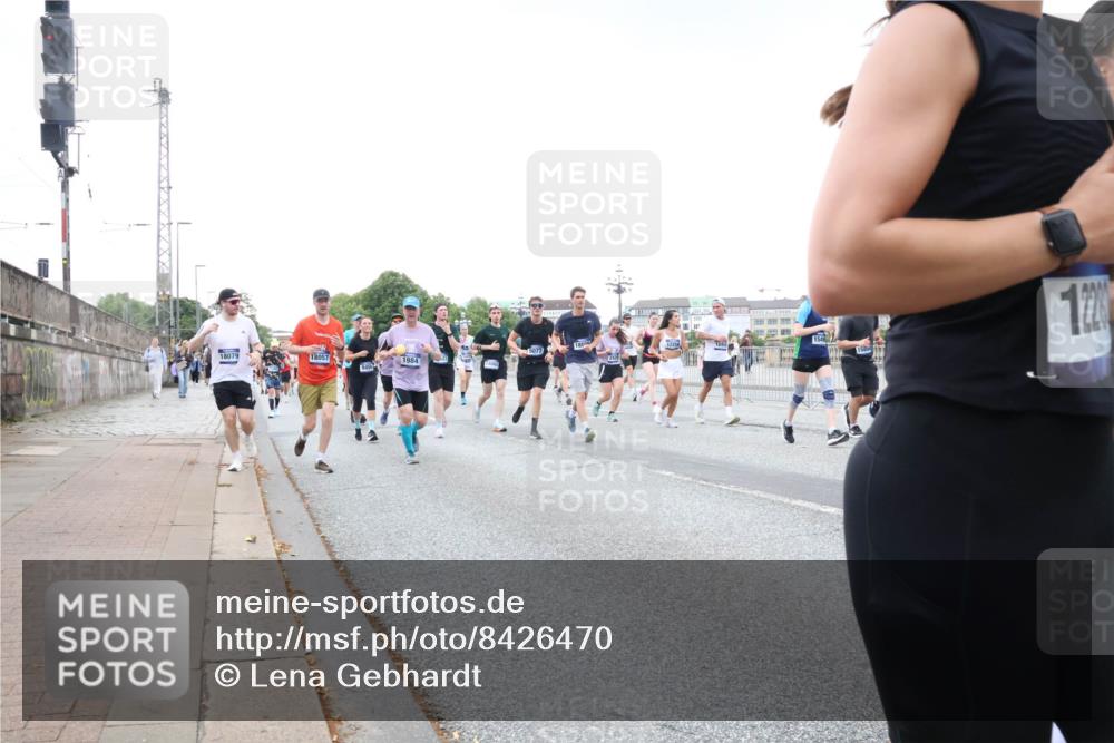 29.06.2025 - hella hamburg halbmarathon Lena Gebhardt http://msf.ph/oto/8426470 29.06.2025 10:53:40 Lombardsbrücke 18079, 18057, 1549, 15804, 1984, 12, 1017, 1340, 1687, 1709, 1744, 1753, 1900, 1906, 1984, 2065, 2079, 2372, 2409, 2429, 3055, 3226, 4195, 4595, 4801, 5428, 5430, 5562, 5815, 5856, 5857, 5964, 6039, 6041, 6044, 6192, 6273, 6306, 6913, 6996, 7039, 7068, 7483, 7537, 7611, 7614, 7876, 7890, 8189, 8212, 8414, 8515, 8906, 8924, 9077, 9456, 9503, 9531, 9572, 9685, 9764, 9771, 9785, 10043, 10175, 10490, 11390, 12193, 12219, 12700, 14038 meine-sportfotos.de