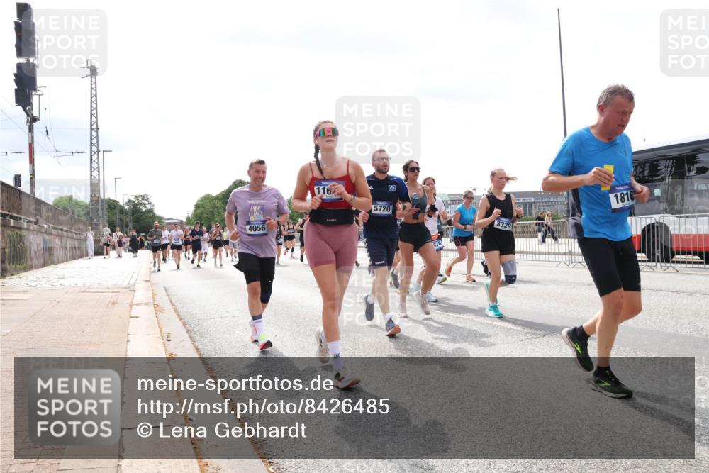 29.06.2025 - hella hamburg halbmarathon Lena Gebhardt http://msf.ph/oto/8426485 29.06.2025 10:43:30 Lombardsbrücke 4056, 116, 5720, 878, 3329, 1816, 1023, 1149, 1155, 1310, 1400, 1467, 1788, 1816, 1878, 2103, 2158, 2267, 2361, 2733, 2971, 3074, 3238, 3329, 3390, 3518, 3638, 4056, 4177, 4302, 4367, 4680, 4866, 5192, 5201, 5214, 5268, 5370, 5610, 5720, 5755, 5967, 6012, 6096, 6226, 6334, 6440, 6931, 6971, 6973, 7043, 7197, 7205, 7206, 7461, 7489, 7504, 7872, 7926, 8000, 8058, 8135, 8184, 8233, 8408, 8435, 8504, 9072, 9639, 9641, 9644, 9831, 9976, 10083, 10097, 10180, 10200, 10202 meine-sportfotos.de