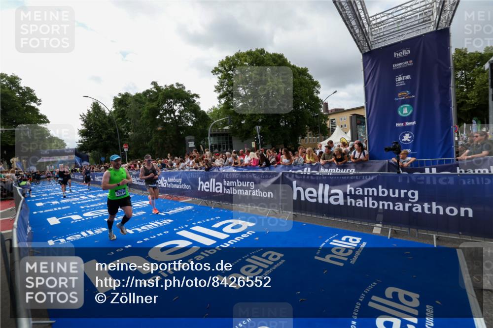 29.06.2025 - hella hamburg halbmarathon Zöllner http://msf.ph/oto/8426552 29.06.2025 10:35:22 Ziel 4944, 7867, 10877, 11898, 12514, 13798, 14789, 15701, 15773 meine-sportfotos.de