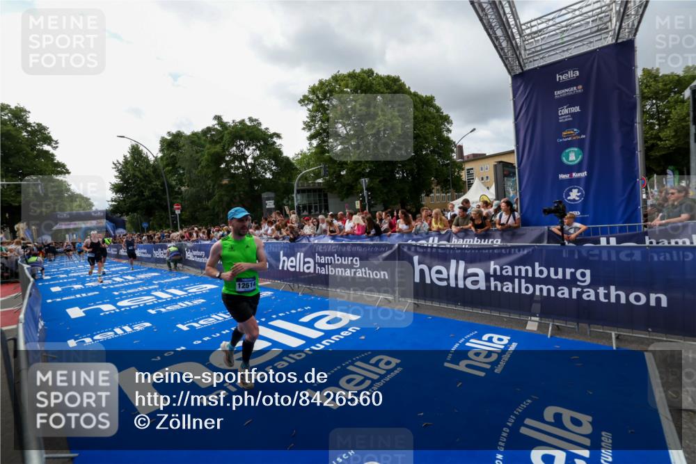 29.06.2025 - hella hamburg halbmarathon Zöllner http://msf.ph/oto/8426560 29.06.2025 10:35:22 Ziel 4944, 7867, 10877, 11898, 12514, 13798, 14789, 15701, 15773 meine-sportfotos.de