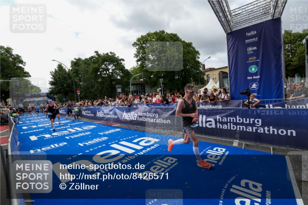 29.06.2025 - hella hamburg halbmarathon Zöllner http://msf.ph/oto/8426571 29.06.2025 10:35:23 Ziel 4944, 7867, 10877, 11898, 12514, 13798, 14789, 15390, 15701, 15773, 15931 meine-sportfotos.de