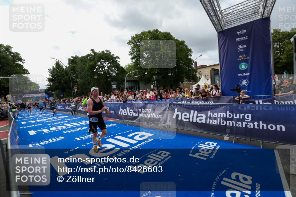 29.06.2025 - hella hamburg halbmarathon Zöllner http://msf.ph/oto/8426603 29.06.2025 10:35:25 Ziel 4944, 10877, 11898, 13798, 14789, 15390, 15701, 15773, 15931 meine-sportfotos.de