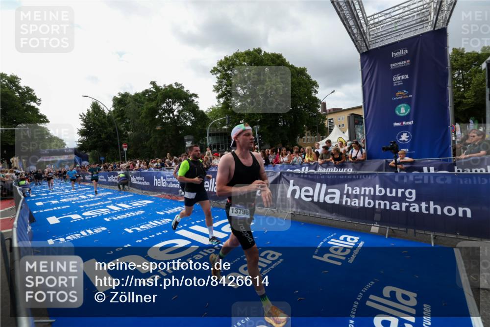 29.06.2025 - hella hamburg halbmarathon Zöllner http://msf.ph/oto/8426614 29.06.2025 10:35:25 Ziel 4944, 10877, 11898, 13798, 14789, 15390, 15701, 15773, 15931 meine-sportfotos.de