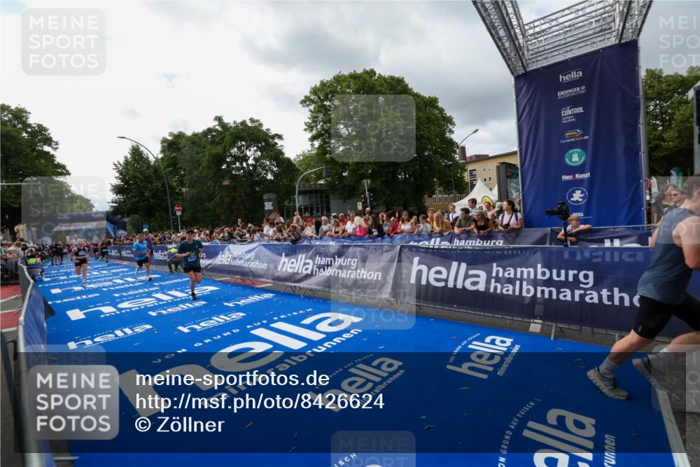 29.06.2025 - hella hamburg halbmarathon Zöllner http://msf.ph/oto/8426624 29.06.2025 10:35:27 Ziel 1889, 4050, 4944, 10771, 10877, 11898, 14789, 15390, 15701, 15931, 15959, 16811 meine-sportfotos.de
