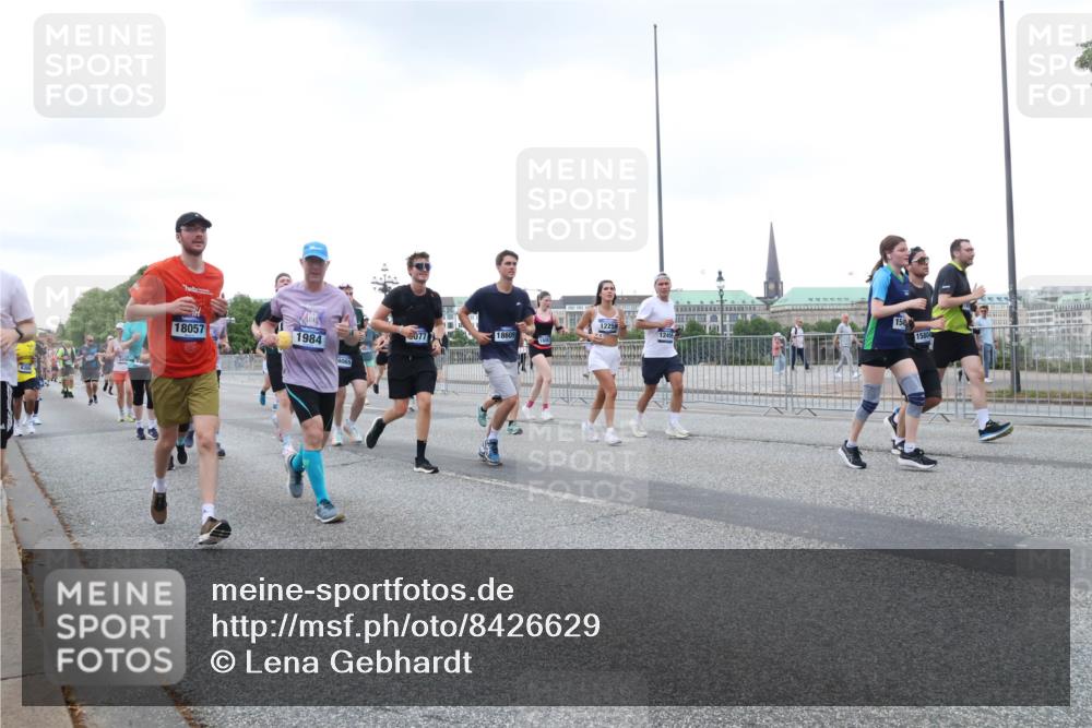 29.06.2025 - hella hamburg halbmarathon Lena Gebhardt http://msf.ph/oto/8426629 29.06.2025 10:53:41 Lombardsbrücke 15, 1225, 18057, 1580, 1984, 077, 18609, 1017, 1340, 1687, 1709, 1744, 1753, 1789, 1900, 1906, 1984, 2065, 2079, 2372, 2409, 2429, 3055, 3226, 3557, 4195, 4595, 4801, 5428, 5430, 5562, 5815, 5856, 5857, 5964, 6039, 6041, 6044, 6192, 6273, 6306, 6913, 6996, 7039, 7068, 7483, 7537, 7611, 7614, 7876, 7890, 8189, 8212, 8414, 8515, 8906, 8924, 9077, 9456, 9503, 9531, 9572, 9685, 9764, 9771, 9785, 10043, 10175, 10490, 11390, 12193, 12219, 12700, 14038 meine-sportfotos.de
