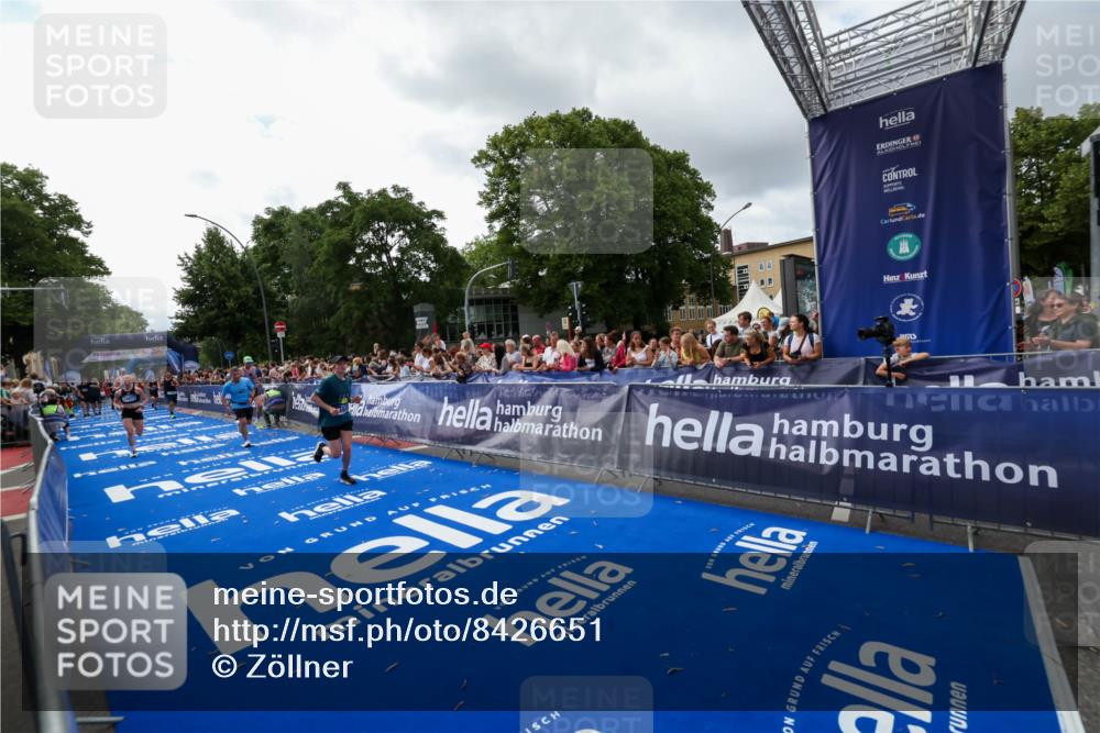 29.06.2025 - hella hamburg halbmarathon Zöllner http://msf.ph/oto/8426651 29.06.2025 10:35:27 Ziel 1889, 4050, 4944, 10771, 10877, 11898, 14789, 15390, 15701, 15931, 15959, 16811 meine-sportfotos.de