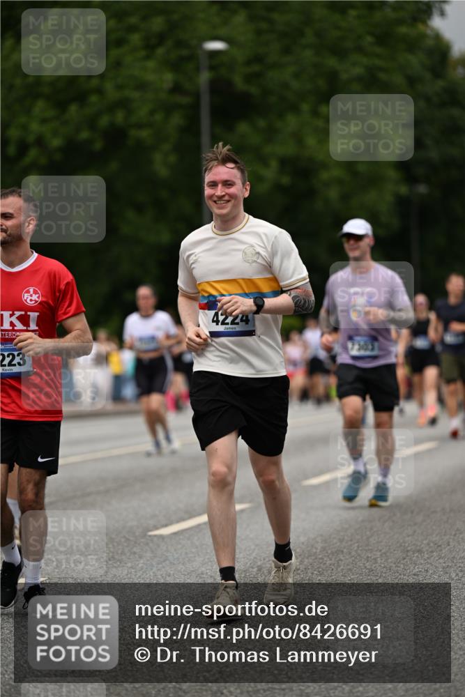 29.06.2025 - hella hamburg halbmarathon Dr. Thomas Lammeyer http://msf.ph/oto/8426691 29.06.2025 10:50:33 Kennedybrücke 1421, 1426, 1695, 1854, 1983, 2008, 2217, 2398, 2917, 3160, 3164, 4099, 4102, 4223, 4224, 5044, 6124, 6161, 6788, 7303, 7530, 7983, 8477, 9243, 10230, 10367, 10812, 11393 meine-sportfotos.de