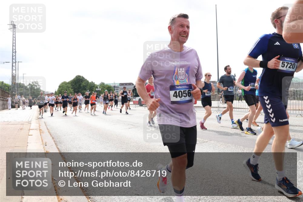29.06.2025 - hella hamburg halbmarathon Lena Gebhardt http://msf.ph/oto/8426719 29.06.2025 10:43:32 Lombardsbrücke 813, 3, 4056, 9641, 9639, 8408, 5720, 1023, 1149, 1155, 1310, 1400, 1467, 1788, 1816, 1878, 2103, 2267, 2361, 2733, 2971, 3074, 3238, 3329, 3390, 3518, 3597, 3638, 4056, 4177, 4302, 4367, 4680, 4866, 5192, 5201, 5214, 5268, 5370, 5610, 5720, 5755, 6012, 6036, 6096, 6226, 6334, 6440, 6931, 6971, 6973, 7043, 7197, 7205, 7206, 7461, 7489, 7504, 7872, 7926, 8000, 8058, 8135, 8184, 8233, 8408, 8435, 8504, 9072, 9639, 9641, 9644, 9704, 9831, 9976, 10083, 10097, 10200, 10202 meine-sportfotos.de
