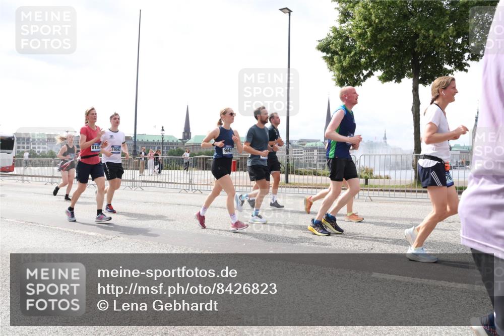 29.06.2025 - hella hamburg halbmarathon Lena Gebhardt http://msf.ph/oto/8426823 29.06.2025 10:43:33 Lombardsbrücke 8135, 19043, 9641, 1023, 1149, 1155, 1310, 1400, 1467, 1816, 1878, 2267, 2361, 2733, 2971, 3074, 3238, 3329, 3390, 3518, 3597, 3638, 4056, 4177, 4302, 4367, 4680, 4866, 5192, 5201, 5214, 5268, 5370, 5610, 5720, 5755, 5890, 6012, 6036, 6096, 6226, 6334, 6440, 6931, 6971, 6973, 7043, 7197, 7205, 7206, 7461, 7489, 7504, 7872, 7926, 8000, 8058, 8135, 8184, 8233, 8408, 8435, 8504, 9072, 9639, 9641, 9644, 9704, 9831, 9976, 10083, 10097, 10200, 10202 meine-sportfotos.de