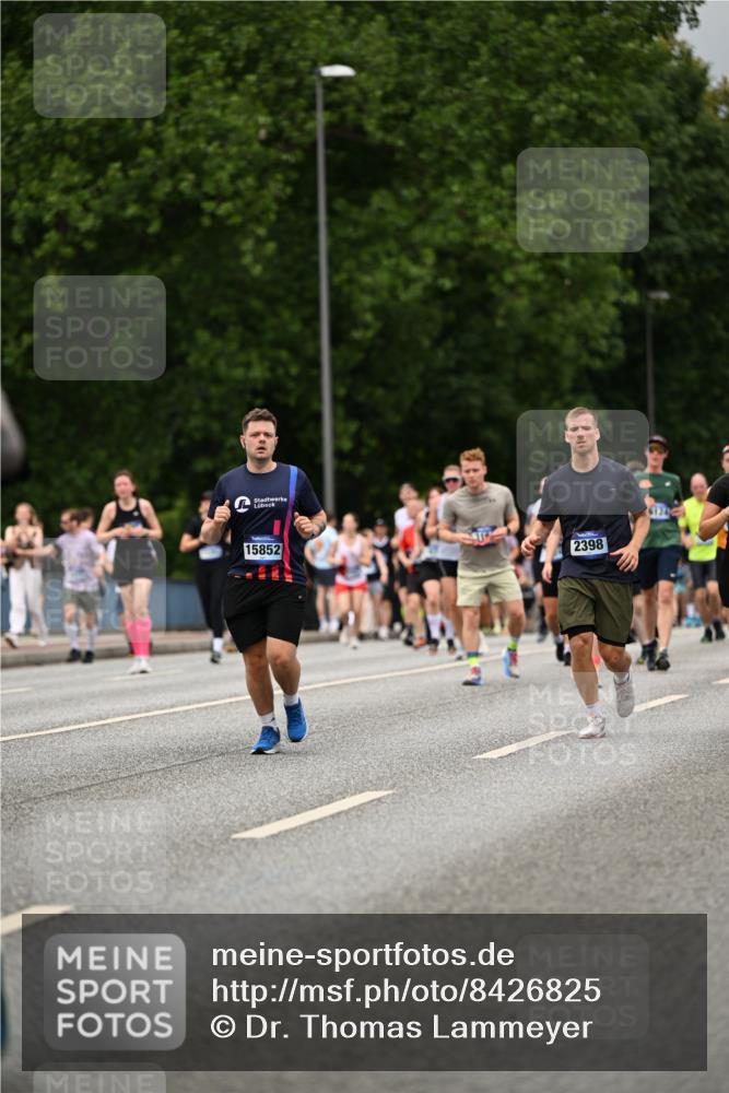 29.06.2025 - hella hamburg halbmarathon Dr. Thomas Lammeyer http://msf.ph/oto/8426825 29.06.2025 10:50:36 Kennedybrücke 1421, 1426, 1695, 1867, 1868, 1983, 2008, 2398, 2917, 3160, 3164, 4202, 4223, 4224, 4296, 4572, 5044, 6124, 6161, 6788, 7303, 7530, 7983, 8477, 9243, 10030, 10230, 10327, 10367, 10812, 11253, 11393 meine-sportfotos.de