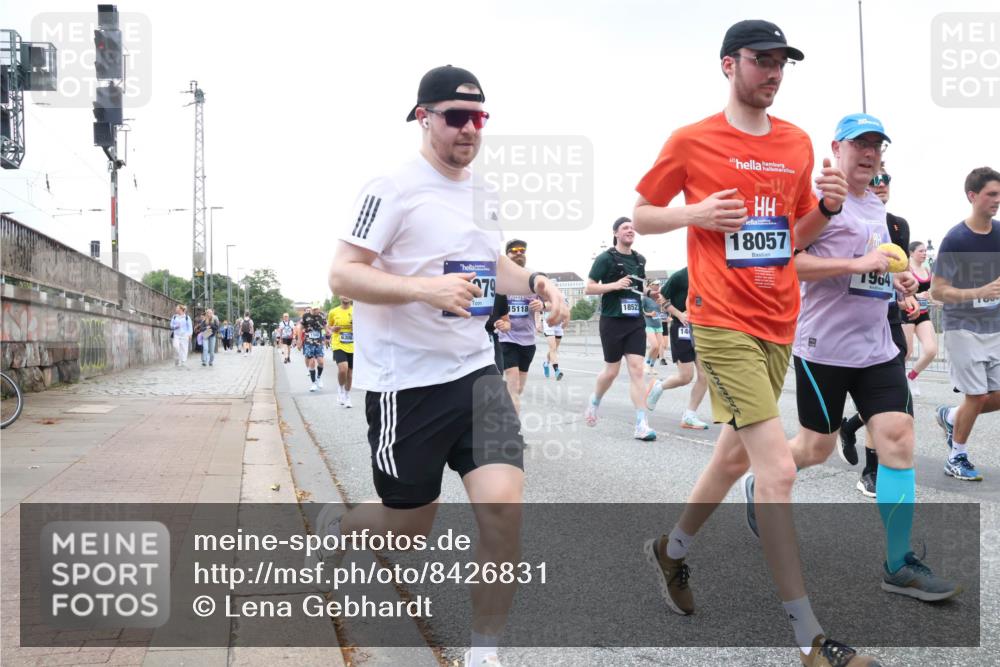 29.06.2025 - hella hamburg halbmarathon Lena Gebhardt http://msf.ph/oto/8426831 29.06.2025 10:53:42 Lombardsbrücke 379, 15118, 1852, 30, 18057, 7964, 1609, 1017, 1340, 1687, 1709, 1744, 1753, 1789, 1900, 1906, 1984, 2065, 2079, 2372, 2409, 2429, 2854, 3055, 3079, 3226, 3557, 4195, 4595, 4801, 5428, 5430, 5562, 5815, 5856, 5857, 5964, 6039, 6041, 6044, 6192, 6273, 6306, 6913, 6996, 7039, 7068, 7483, 7537, 7611, 7614, 7876, 7890, 8189, 8212, 8414, 8515, 8906, 8924, 9077, 9456, 9503, 9531, 9572, 9685, 9764, 9771, 9785, 10043, 10175, 10490, 11390, 12193, 12219, 12700 meine-sportfotos.de