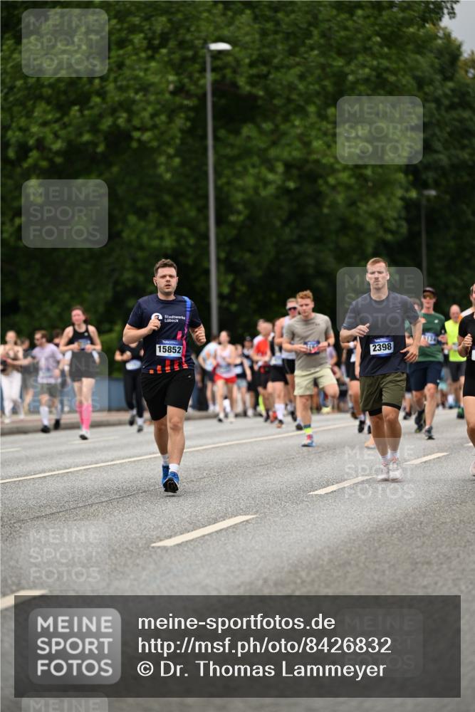 29.06.2025 - hella hamburg halbmarathon Dr. Thomas Lammeyer http://msf.ph/oto/8426832 29.06.2025 10:50:36 Kennedybrücke 1421, 1426, 1695, 1867, 1868, 1983, 2008, 2398, 2917, 3160, 3164, 4202, 4223, 4224, 4296, 4572, 5044, 6124, 6161, 6788, 7303, 7530, 7983, 8477, 9243, 10030, 10230, 10327, 10367, 10812, 11253, 11393 meine-sportfotos.de