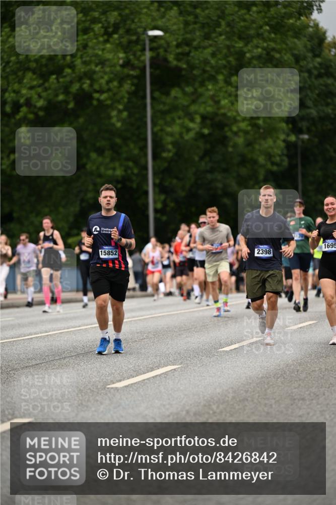 29.06.2025 - hella hamburg halbmarathon Dr. Thomas Lammeyer http://msf.ph/oto/8426842 29.06.2025 10:50:36 Kennedybrücke 1421, 1426, 1695, 1867, 1868, 1983, 2008, 2398, 2917, 3160, 3164, 4202, 4223, 4224, 4296, 4572, 5044, 6124, 6161, 6788, 7303, 7530, 7983, 8477, 9243, 10030, 10230, 10327, 10367, 10812, 11253, 11393 meine-sportfotos.de