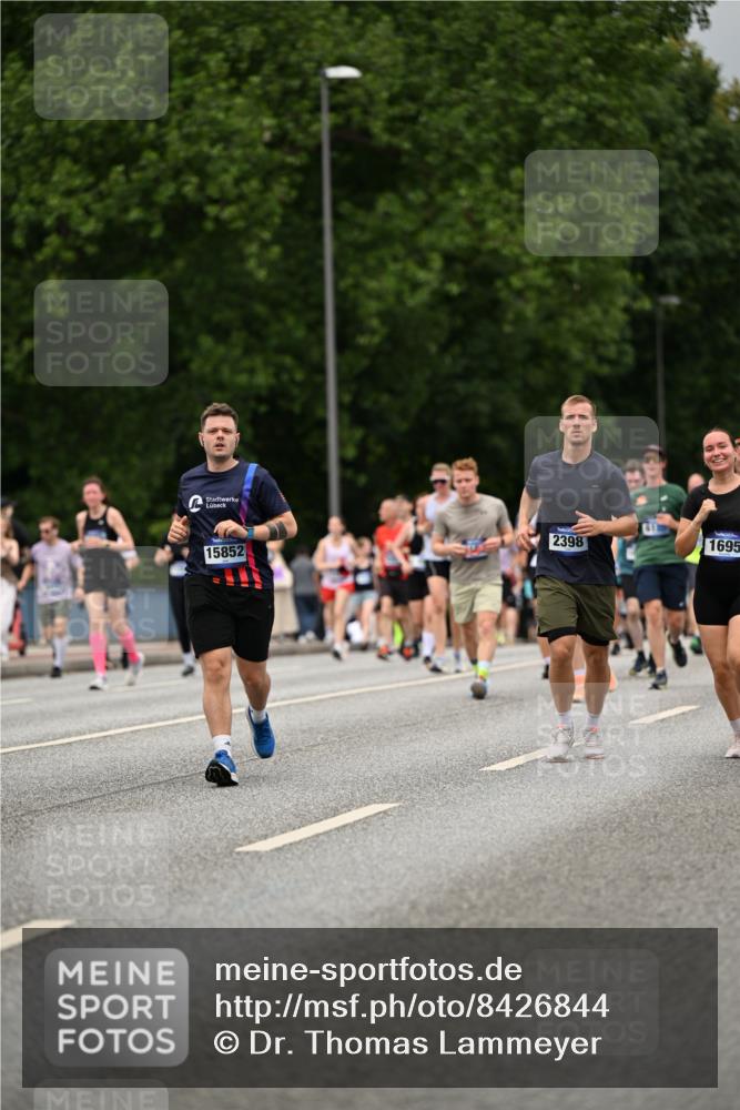 29.06.2025 - hella hamburg halbmarathon Dr. Thomas Lammeyer http://msf.ph/oto/8426844 29.06.2025 10:50:36 Kennedybrücke 1421, 1426, 1695, 1867, 1868, 1983, 2008, 2398, 2917, 3160, 3164, 4202, 4223, 4224, 4296, 4572, 5044, 6124, 6161, 6788, 7303, 7530, 7983, 8477, 9243, 10030, 10230, 10327, 10367, 10812, 11253, 11393 meine-sportfotos.de
