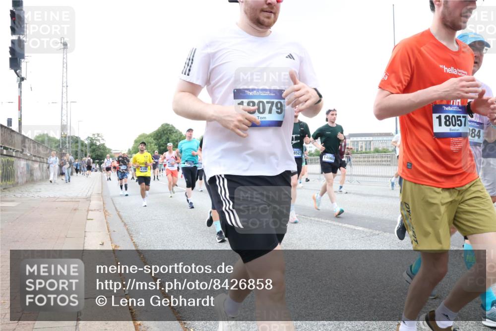 29.06.2025 - hella hamburg halbmarathon Lena Gebhardt http://msf.ph/oto/8426858 29.06.2025 10:53:42 Lombardsbrücke 170, 2079, 8523, 14065, 18057, 84, 1017, 1340, 1687, 1709, 1744, 1753, 1789, 1900, 1906, 1984, 2065, 2079, 2372, 2409, 2429, 2854, 3055, 3079, 3226, 3557, 4195, 4595, 4801, 5428, 5430, 5562, 5815, 5856, 5857, 5964, 6039, 6041, 6044, 6192, 6273, 6306, 6913, 6996, 7039, 7068, 7483, 7537, 7611, 7614, 7876, 7890, 8189, 8212, 8414, 8515, 8906, 8924, 9077, 9456, 9503, 9531, 9572, 9685, 9764, 9771, 9785, 10043, 10175, 10490, 11390, 12193, 12219, 12700 meine-sportfotos.de