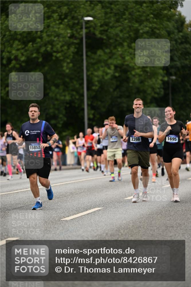 29.06.2025 - hella hamburg halbmarathon Dr. Thomas Lammeyer http://msf.ph/oto/8426867 29.06.2025 10:50:37 Kennedybrücke 1421, 1426, 1695, 1867, 1868, 1924, 1983, 2008, 2398, 2917, 3160, 3164, 4202, 4223, 4224, 4296, 4572, 5044, 6124, 6161, 7303, 7530, 8477, 9243, 9445, 10030, 10230, 10327, 10367, 10812, 11253, 11393 meine-sportfotos.de