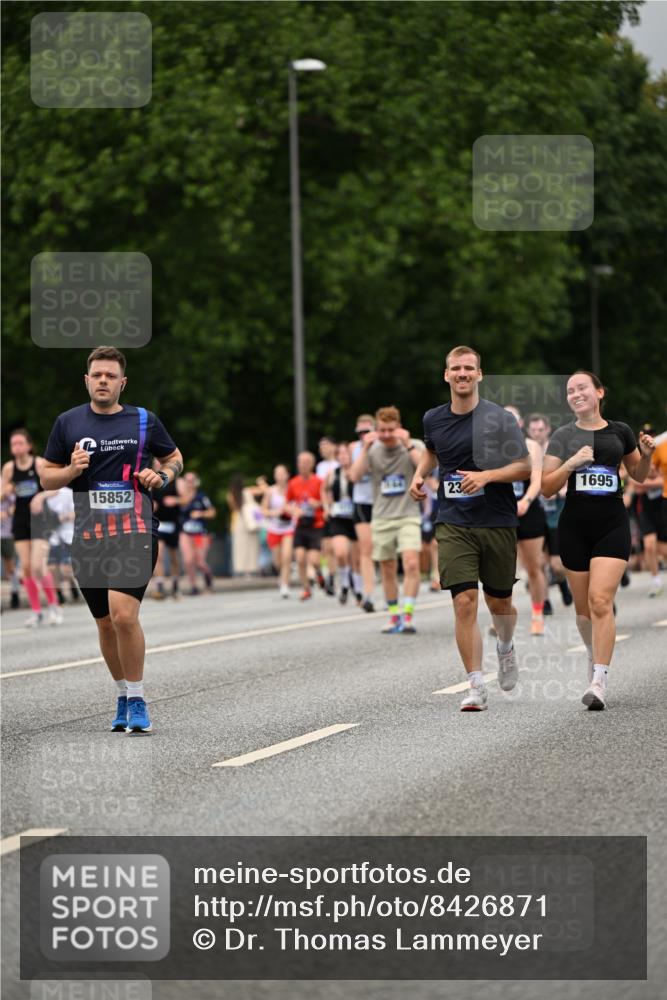29.06.2025 - hella hamburg halbmarathon Dr. Thomas Lammeyer http://msf.ph/oto/8426871 29.06.2025 10:50:37 Kennedybrücke 1421, 1426, 1695, 1867, 1868, 1924, 1983, 2008, 2398, 2917, 3160, 3164, 4202, 4223, 4224, 4296, 4572, 5044, 6124, 6161, 7303, 7530, 8477, 9243, 9445, 10030, 10230, 10327, 10367, 10812, 11253, 11393 meine-sportfotos.de
