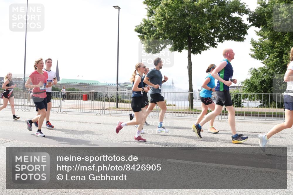29.06.2025 - hella hamburg halbmarathon Lena Gebhardt http://msf.ph/oto/8426905 29.06.2025 10:43:33 Lombardsbrücke 8135, 1023, 1149, 1155, 1310, 1400, 1467, 1816, 1878, 2267, 2361, 2733, 2971, 3074, 3238, 3329, 3390, 3518, 3597, 3638, 4056, 4177, 4302, 4367, 4680, 4866, 5192, 5201, 5214, 5268, 5370, 5610, 5720, 5755, 5890, 6012, 6036, 6096, 6226, 6334, 6440, 6931, 6971, 6973, 7043, 7197, 7205, 7206, 7461, 7489, 7504, 7872, 7926, 8000, 8058, 8135, 8184, 8233, 8408, 8435, 8504, 9072, 9639, 9641, 9644, 9704, 9831, 9976, 10083, 10097, 10200, 10202 meine-sportfotos.de