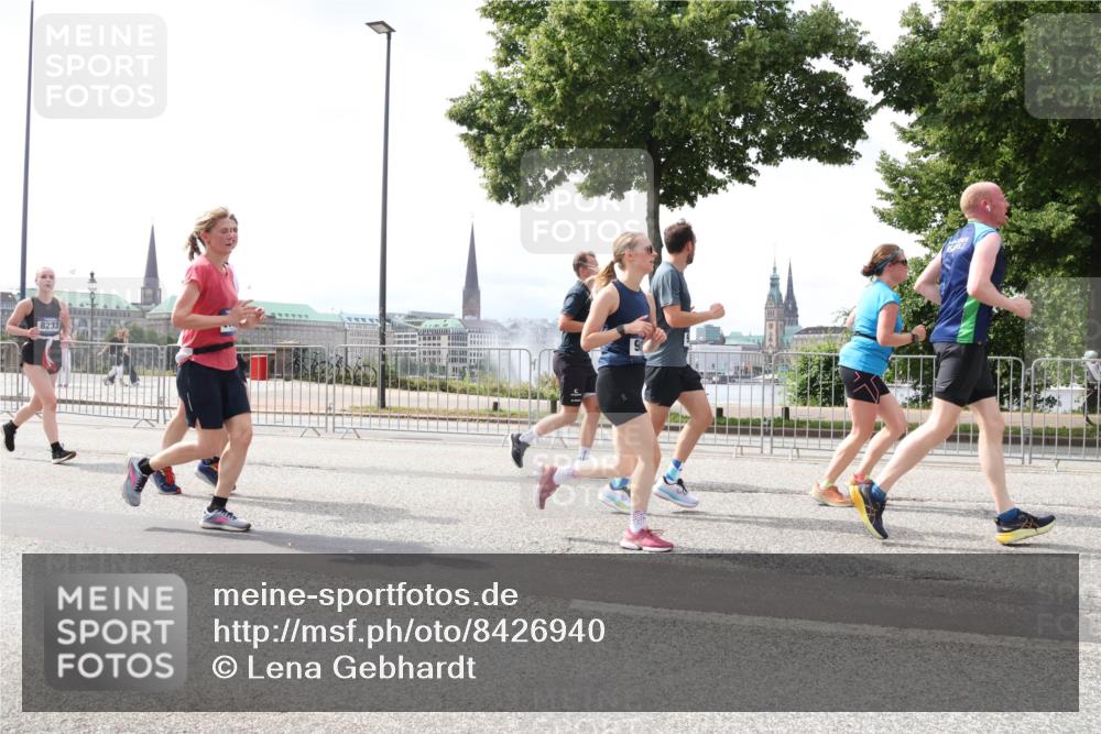 29.06.2025 - hella hamburg halbmarathon Lena Gebhardt http://msf.ph/oto/8426940 29.06.2025 10:43:33 Lombardsbrücke 8233, 1023, 1149, 1155, 1310, 1400, 1467, 1816, 1878, 2267, 2361, 2733, 2971, 3074, 3238, 3329, 3390, 3518, 3597, 3638, 4056, 4177, 4302, 4367, 4680, 4866, 5192, 5201, 5214, 5268, 5370, 5610, 5720, 5755, 5890, 6012, 6036, 6096, 6226, 6334, 6440, 6931, 6971, 6973, 7043, 7197, 7205, 7206, 7461, 7489, 7504, 7872, 7926, 8000, 8058, 8135, 8184, 8233, 8408, 8435, 8504, 9072, 9639, 9641, 9644, 9704, 9831, 9976, 10083, 10097, 10200, 10202 meine-sportfotos.de
