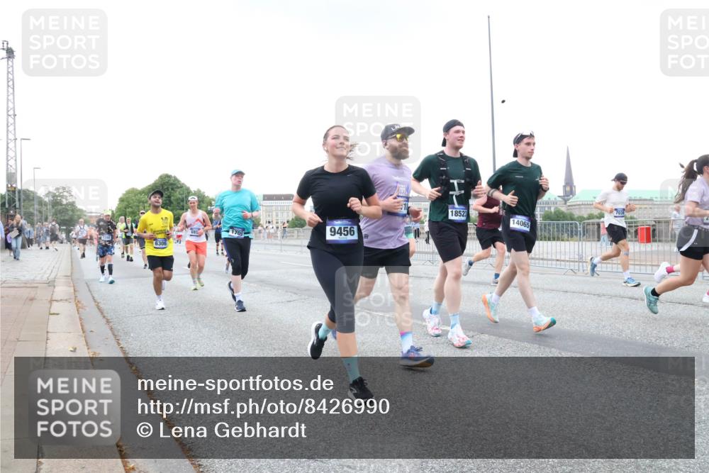 29.06.2025 - hella hamburg halbmarathon Lena Gebhardt http://msf.ph/oto/8426990 29.06.2025 10:53:43 Lombardsbrücke 6306, 9456, 18523, 14065, 1017, 1340, 1687, 1709, 1744, 1753, 1789, 1900, 1906, 1984, 2065, 2079, 2372, 2409, 2429, 2854, 3055, 3079, 3226, 3249, 3557, 4195, 4595, 4801, 5430, 5562, 5815, 5856, 5857, 5964, 6039, 6041, 6044, 6192, 6273, 6306, 6913, 6996, 7039, 7068, 7483, 7537, 7611, 7614, 7876, 7890, 8189, 8212, 8414, 8515, 8906, 8924, 9077, 9456, 9503, 9531, 9572, 9685, 9764, 9771, 9785, 10043, 10175, 10490, 11390, 12193, 12219, 12700 meine-sportfotos.de