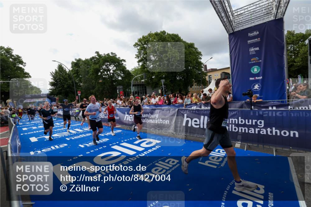 29.06.2025 - hella hamburg halbmarathon Zöllner http://msf.ph/oto/8427004 29.06.2025 10:35:34 Ziel 1344, 1889, 4050, 5269, 10384, 10771, 15959, 16695, 16811, 17612, 17826, 19022 meine-sportfotos.de