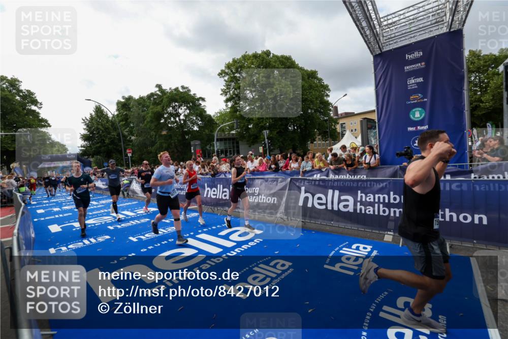 29.06.2025 - hella hamburg halbmarathon Zöllner http://msf.ph/oto/8427012 29.06.2025 10:35:34 Ziel 1344, 1889, 4050, 5269, 10384, 10771, 15959, 16695, 16811, 17612, 17826, 19022 meine-sportfotos.de