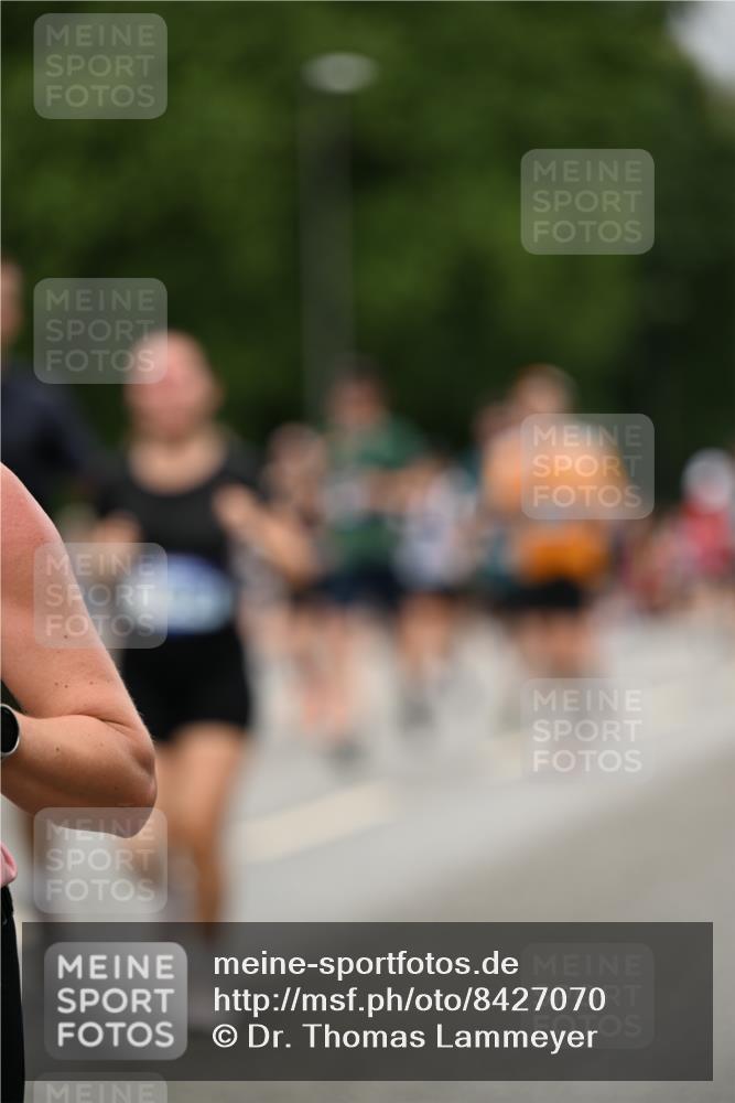 29.06.2025 - hella hamburg halbmarathon Dr. Thomas Lammeyer http://msf.ph/oto/8427070 29.06.2025 10:50:41 Kennedybrücke 1033, 1421, 1426, 1429, 1695, 1867, 1868, 1924, 1983, 2008, 2398, 2773, 2813, 2917, 3160, 3164, 3410, 4202, 4223, 4224, 4296, 4317, 4572, 5044, 6124, 6161, 7303, 8477, 9243, 9445, 10030, 10230, 10327, 10329, 10367, 10812, 11253, 11361 meine-sportfotos.de
