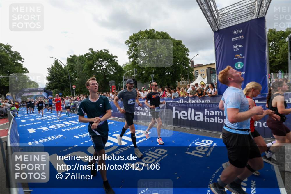 29.06.2025 - hella hamburg halbmarathon Zöllner http://msf.ph/oto/8427106 29.06.2025 10:35:36 Ziel 1344, 1889, 4050, 5269, 10384, 10771, 16123, 16695, 16811, 17612, 17826, 18841, 19022 meine-sportfotos.de