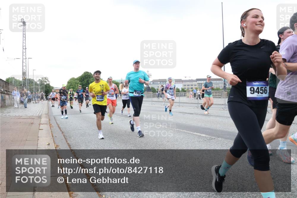 29.06.2025 - hella hamburg halbmarathon Lena Gebhardt http://msf.ph/oto/8427118 29.06.2025 10:53:44 Lombardsbrücke 1340, 6306, 69, 1709, 9456, 1017, 1340, 1687, 1709, 1744, 1753, 1789, 1900, 1906, 1984, 2065, 2079, 2372, 2409, 2429, 2854, 3055, 3079, 3226, 3249, 3557, 4195, 4595, 4801, 5430, 5562, 5815, 5856, 5857, 5898, 5964, 6039, 6041, 6044, 6192, 6273, 6306, 6913, 6996, 7039, 7068, 7537, 7611, 7614, 7876, 7890, 8189, 8212, 8414, 8515, 8906, 8924, 9077, 9456, 9503, 9531, 9572, 9685, 9764, 9771, 9785, 10043, 10175, 10490, 11390, 12193, 12219, 12700 meine-sportfotos.de