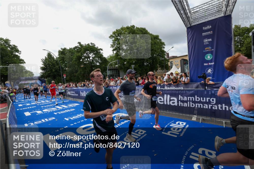 29.06.2025 - hella hamburg halbmarathon Zöllner http://msf.ph/oto/8427120 29.06.2025 10:35:36 Ziel 1344, 1889, 4050, 5269, 10384, 10771, 16123, 16695, 16811, 17612, 17826, 18841, 19022 meine-sportfotos.de