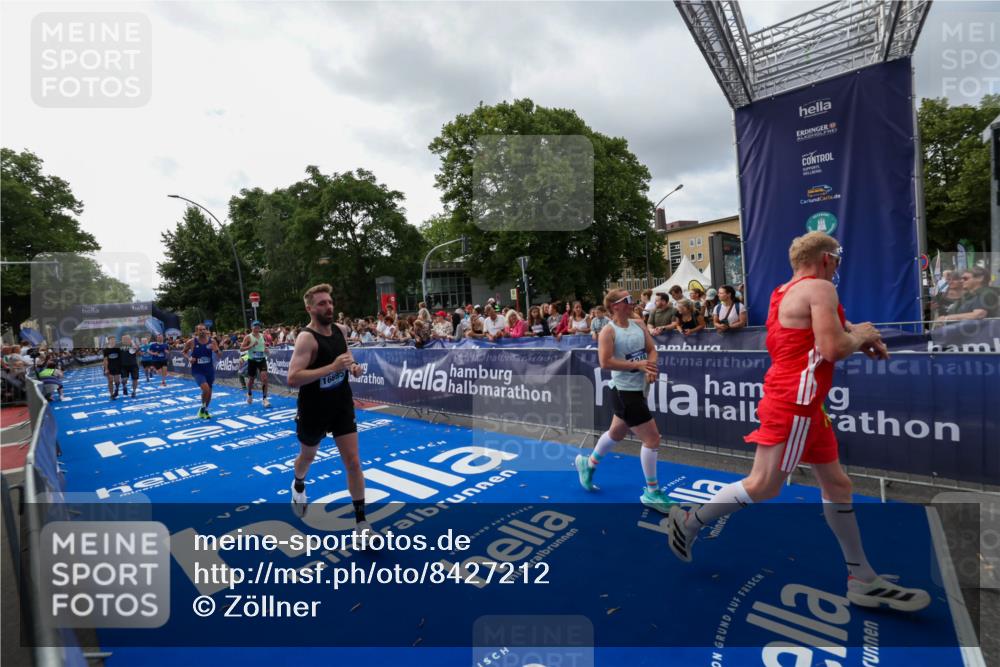 29.06.2025 - hella hamburg halbmarathon Zöllner http://msf.ph/oto/8427212 29.06.2025 10:35:38 Ziel 1344, 4062, 5269, 10384, 14841, 16123, 16695, 17612, 17826, 18841 meine-sportfotos.de