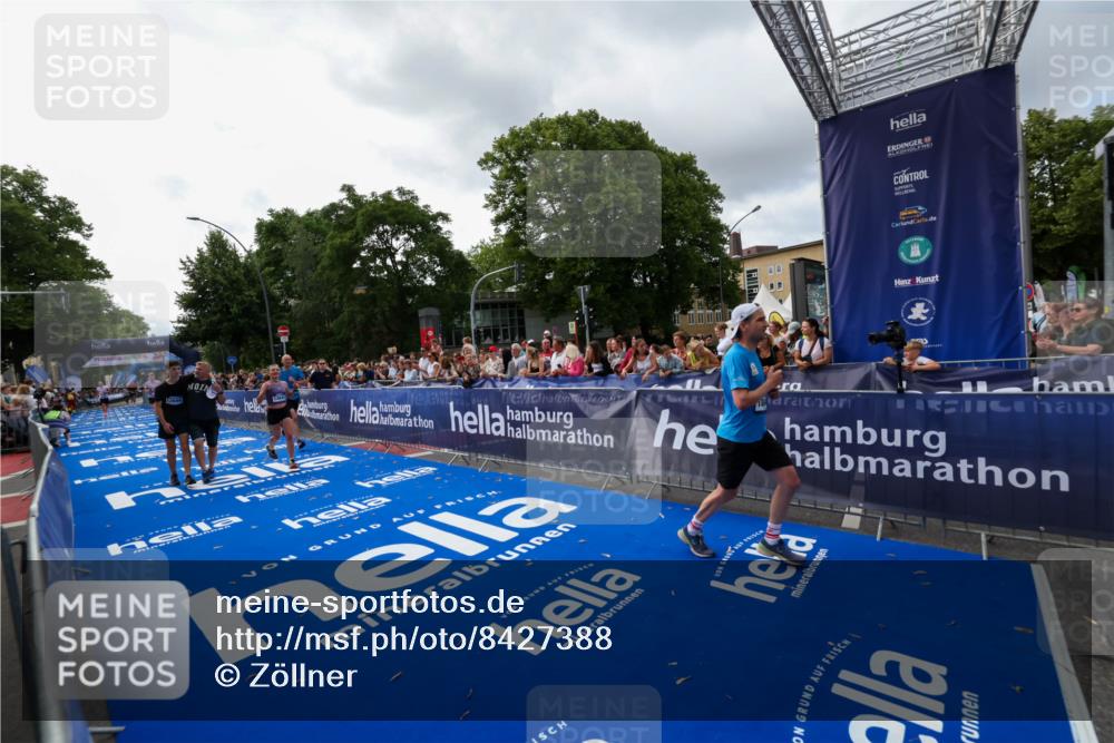 29.06.2025 - hella hamburg halbmarathon Zöllner http://msf.ph/oto/8427388 29.06.2025 10:35:44 Ziel 4062, 12462, 12899, 14841, 16119, 16123, 18841 meine-sportfotos.de