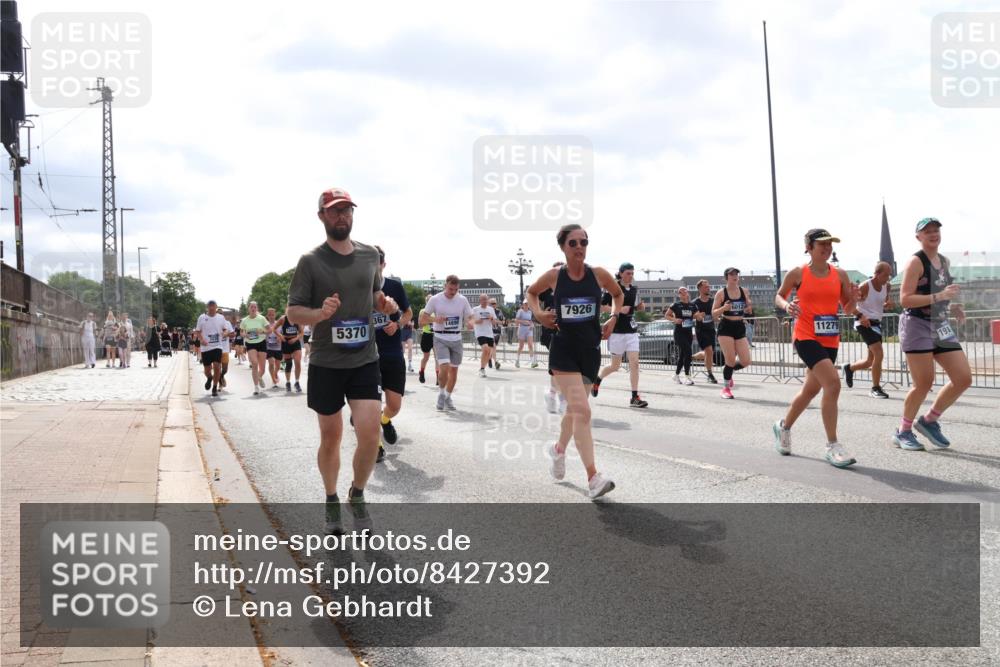 29.06.2025 - hella hamburg halbmarathon Lena Gebhardt http://msf.ph/oto/8427392 29.06.2025 10:43:37 Lombardsbrücke 5370, 367, 7926, 14890, 11279, 191, 1023, 1026, 1155, 1310, 1400, 1816, 1878, 2073, 2733, 3238, 3288, 3329, 3390, 3597, 3638, 4056, 4177, 4302, 4367, 4680, 4866, 5192, 5201, 5214, 5293, 5370, 5610, 5720, 5890, 6012, 6036, 6096, 6226, 6334, 6440, 6931, 6971, 6973, 7197, 7205, 7206, 7461, 7489, 7504, 7872, 7926, 8000, 8058, 8135, 8233, 8408, 8435, 8504, 9639, 9641, 9704, 9831, 9976, 10083, 10097, 10200, 10202 meine-sportfotos.de