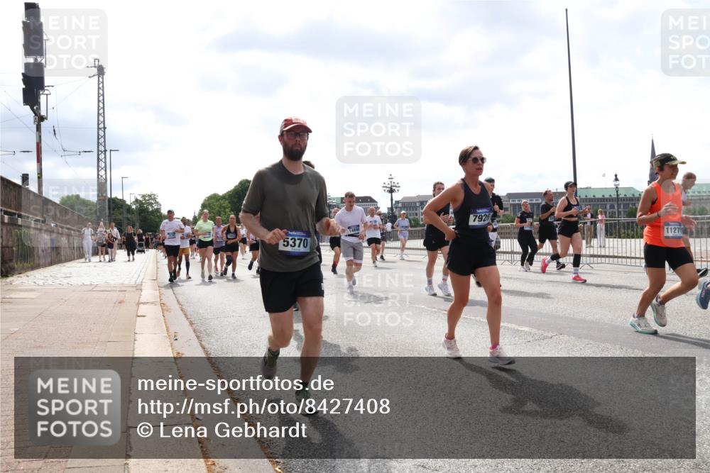 29.06.2025 - hella hamburg halbmarathon Lena Gebhardt http://msf.ph/oto/8427408 29.06.2025 10:43:37 Lombardsbrücke 5370, 7926, 14890, 1127, 1023, 1026, 1155, 1310, 1400, 1816, 1878, 2073, 2733, 3238, 3288, 3329, 3390, 3597, 3638, 4056, 4177, 4302, 4367, 4680, 4866, 5192, 5201, 5214, 5293, 5370, 5610, 5720, 5890, 6012, 6036, 6096, 6226, 6334, 6440, 6931, 6971, 6973, 7197, 7205, 7206, 7461, 7489, 7504, 7872, 7926, 8000, 8058, 8135, 8233, 8408, 8435, 8504, 9639, 9641, 9704, 9831, 9976, 10083, 10097, 10200, 10202 meine-sportfotos.de