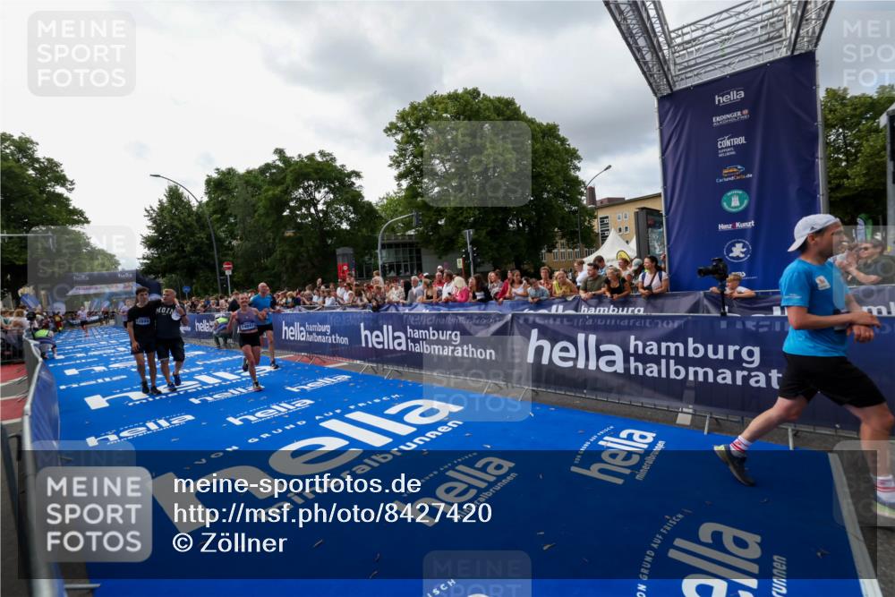 29.06.2025 - hella hamburg halbmarathon Zöllner http://msf.ph/oto/8427420 29.06.2025 10:35:44 Ziel 4062, 12462, 12899, 14841, 16119, 16123, 18841 meine-sportfotos.de