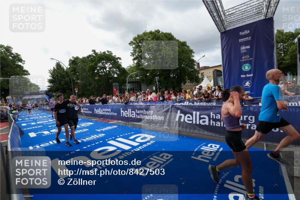 29.06.2025 - hella hamburg halbmarathon Zöllner http://msf.ph/oto/8427503 29.06.2025 10:35:46 Ziel 4062, 12462, 12899, 14841, 16119 meine-sportfotos.de