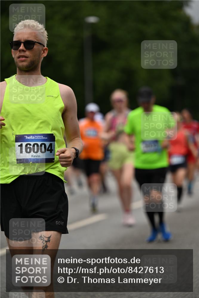 29.06.2025 - hella hamburg halbmarathon Dr. Thomas Lammeyer http://msf.ph/oto/8427613 29.06.2025 10:50:54 Kennedybrücke 1033, 1100, 1104, 1429, 1695, 1867, 1868, 1924, 2398, 2423, 2773, 2813, 2917, 3160, 3164, 3410, 3896, 4104, 4202, 4296, 4306, 4317, 4448, 4572, 5635, 5769, 5770, 5854, 5892, 6124, 6161, 6392, 6623, 8010, 8047, 8477, 8486, 8706, 9120, 9121, 9243, 9337, 9426, 9445, 9774, 9949, 10030, 10230, 10327, 10329, 11253, 11361, 11408 meine-sportfotos.de