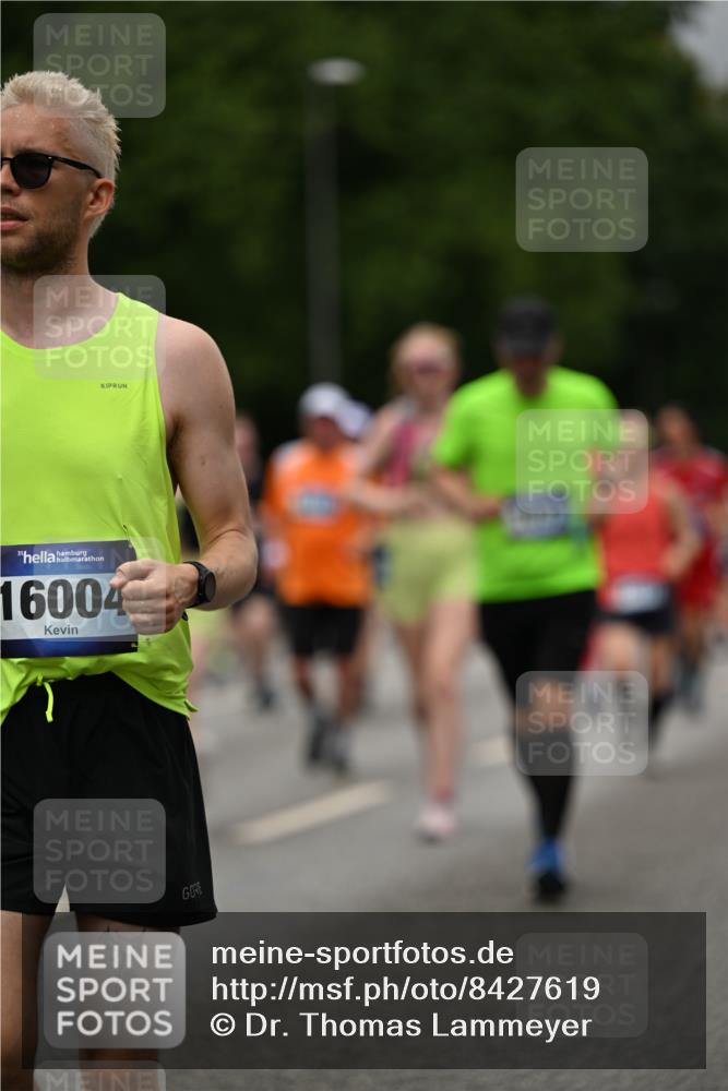 29.06.2025 - hella hamburg halbmarathon Dr. Thomas Lammeyer http://msf.ph/oto/8427619 29.06.2025 10:50:54 Kennedybrücke 1033, 1100, 1104, 1429, 1695, 1867, 1868, 1924, 2398, 2423, 2773, 2813, 2917, 3160, 3164, 3410, 3896, 4104, 4202, 4296, 4306, 4317, 4448, 4572, 5635, 5769, 5770, 5854, 5892, 6124, 6161, 6392, 6623, 8010, 8047, 8477, 8486, 8706, 9120, 9121, 9243, 9337, 9426, 9445, 9774, 9949, 10030, 10230, 10327, 10329, 11253, 11361, 11408 meine-sportfotos.de