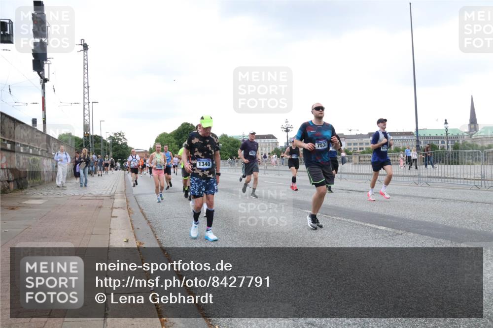 29.06.2025 - hella hamburg halbmarathon Lena Gebhardt http://msf.ph/oto/8427791 29.06.2025 10:53:48 Lombardsbrücke 4, 1340, 7537, 1017, 1263, 1340, 1687, 1709, 1744, 1753, 1789, 1900, 1906, 1984, 2065, 2079, 2372, 2429, 2854, 3055, 3079, 3226, 3249, 3465, 3467, 3557, 4195, 4595, 4801, 4838, 5430, 5562, 5815, 5856, 5857, 5898, 5964, 6039, 6041, 6044, 6192, 6273, 6306, 6583, 6913, 6996, 7039, 7068, 7537, 7611, 7614, 7876, 7890, 8189, 8212, 8515, 8906, 8924, 9077, 9138, 9456, 9503, 9531, 9572, 9685, 9764, 9771, 9785, 10043, 10175, 11390 meine-sportfotos.de