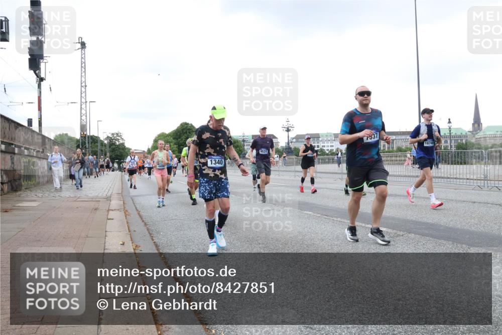 29.06.2025 - hella hamburg halbmarathon Lena Gebhardt http://msf.ph/oto/8427851 29.06.2025 10:53:49 Lombardsbrücke 1340, 7937, 16748, 1017, 1263, 1340, 1687, 1709, 1744, 1753, 1789, 1900, 1906, 1984, 2065, 2079, 2372, 2429, 2854, 3055, 3079, 3226, 3249, 3465, 3467, 3557, 4323, 4595, 4685, 4801, 4838, 5430, 5562, 5804, 5815, 5856, 5857, 5898, 5964, 6039, 6041, 6044, 6192, 6273, 6306, 6468, 6583, 6913, 6988, 6996, 7039, 7068, 7537, 7611, 7614, 7876, 7890, 8189, 8212, 8515, 8906, 8924, 9077, 9138, 9456, 9503, 9531, 9572, 9685, 9771, 9785, 10175, 11390 meine-sportfotos.de