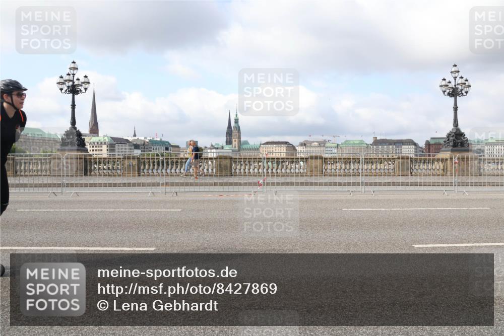 29.06.2025 - hella hamburg halbmarathon Lena Gebhardt http://msf.ph/oto/8427869 29.06.2025 08:59:23 Lombardsbrücke  meine-sportfotos.de