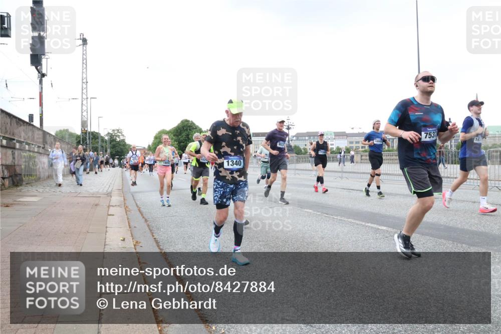 29.06.2025 - hella hamburg halbmarathon Lena Gebhardt http://msf.ph/oto/8427884 29.06.2025 10:53:49 Lombardsbrücke 1340, 9531, 7531, 167, 1017, 1263, 1340, 1687, 1709, 1744, 1753, 1789, 1900, 1906, 1984, 2065, 2079, 2372, 2429, 2854, 3055, 3079, 3226, 3249, 3465, 3467, 3557, 4323, 4595, 4685, 4801, 4838, 5430, 5562, 5804, 5815, 5856, 5857, 5898, 5964, 6039, 6041, 6044, 6192, 6273, 6306, 6468, 6583, 6913, 6988, 6996, 7039, 7068, 7537, 7611, 7614, 7876, 7890, 8189, 8212, 8515, 8906, 8924, 9077, 9138, 9456, 9503, 9531, 9572, 9685, 9771, 9785, 10175, 11390 meine-sportfotos.de