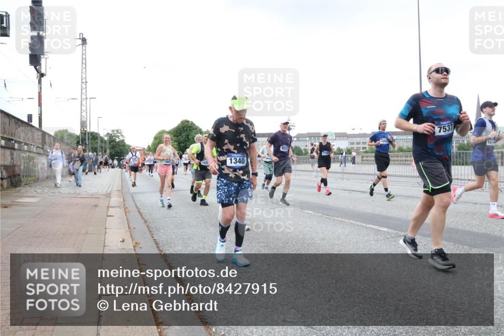 29.06.2025 - hella hamburg halbmarathon Lena Gebhardt http://msf.ph/oto/8427915 29.06.2025 10:53:49 Lombardsbrücke 1340, 7537, 1674, 1017, 1263, 1340, 1687, 1709, 1744, 1753, 1789, 1900, 1906, 1984, 2065, 2079, 2372, 2429, 2854, 3055, 3079, 3226, 3249, 3465, 3467, 3557, 4323, 4595, 4685, 4801, 4838, 5430, 5562, 5804, 5815, 5856, 5857, 5898, 5964, 6039, 6041, 6044, 6192, 6273, 6306, 6468, 6583, 6913, 6988, 6996, 7039, 7068, 7537, 7611, 7614, 7876, 7890, 8189, 8212, 8515, 8906, 8924, 9077, 9138, 9456, 9503, 9531, 9572, 9685, 9771, 9785, 10175, 11390 meine-sportfotos.de