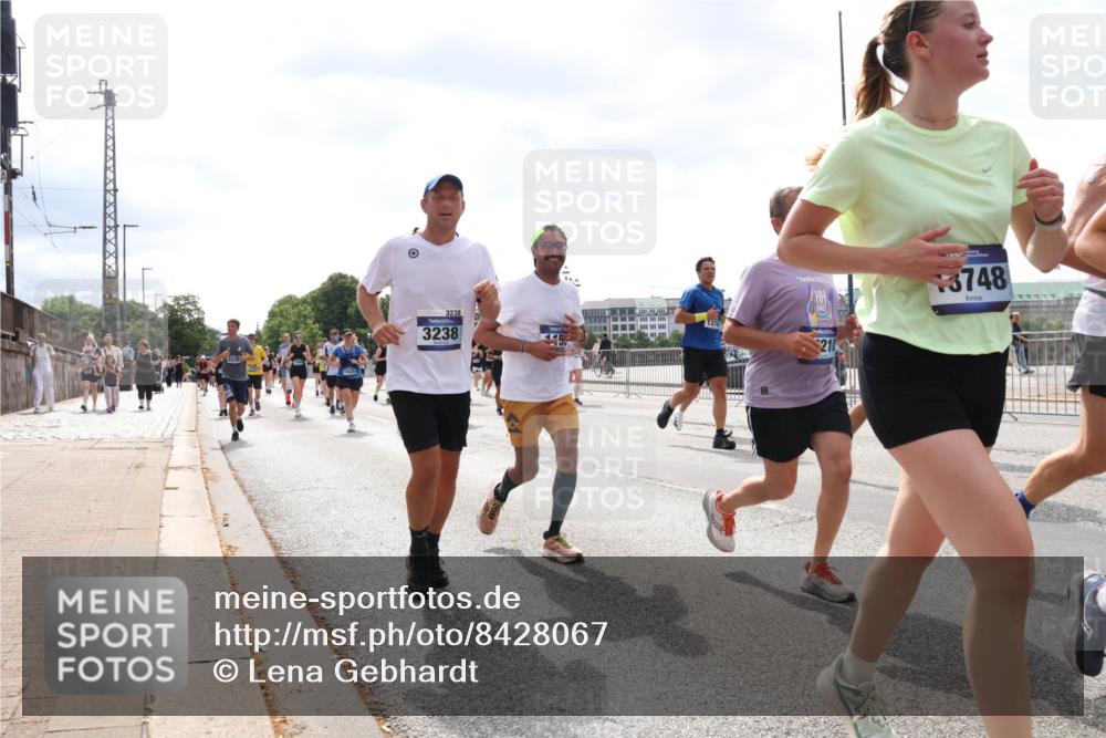 29.06.2025 - hella hamburg halbmarathon Lena Gebhardt http://msf.ph/oto/8428067 29.06.2025 10:43:42 Lombardsbrücke 3238, 3238, 15, 3748, 1310, 210, 1023, 1026, 1095, 1155, 1306, 1310, 1400, 1459, 1816, 1878, 2073, 2733, 3238, 3288, 3329, 3390, 3597, 4056, 4367, 4627, 4866, 5001, 5192, 5201, 5214, 5293, 5370, 5720, 5890, 6012, 6036, 6096, 6226, 6334, 6440, 6895, 6931, 6971, 6973, 7197, 7205, 7206, 7489, 7504, 7872, 7926, 8000, 8058, 8135, 8233, 8408, 8435, 8504, 8870, 9073, 9639, 9641, 9704, 9831, 9879, 9976, 10083, 10097, 10200, 10202 meine-sportfotos.de