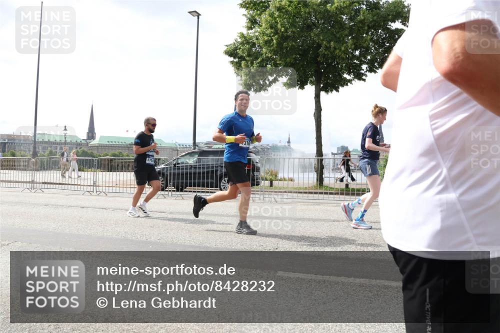 29.06.2025 - hella hamburg halbmarathon Lena Gebhardt http://msf.ph/oto/8428232 29.06.2025 10:43:44 Lombardsbrücke 1023, 1026, 1095, 1155, 1306, 1310, 1400, 1459, 1816, 1878, 2073, 2733, 3238, 3288, 3329, 3390, 3597, 4056, 4367, 4627, 4636, 4866, 5001, 5192, 5201, 5214, 5293, 5370, 5720, 5890, 5902, 5905, 6012, 6036, 6096, 6226, 6334, 6440, 6895, 6931, 6971, 6973, 7197, 7205, 7206, 7489, 7504, 7872, 7926, 8000, 8058, 8135, 8233, 8408, 8504, 8870, 9073, 9639, 9641, 9704, 9831, 9879, 10083, 10097, 10200, 10202 meine-sportfotos.de
