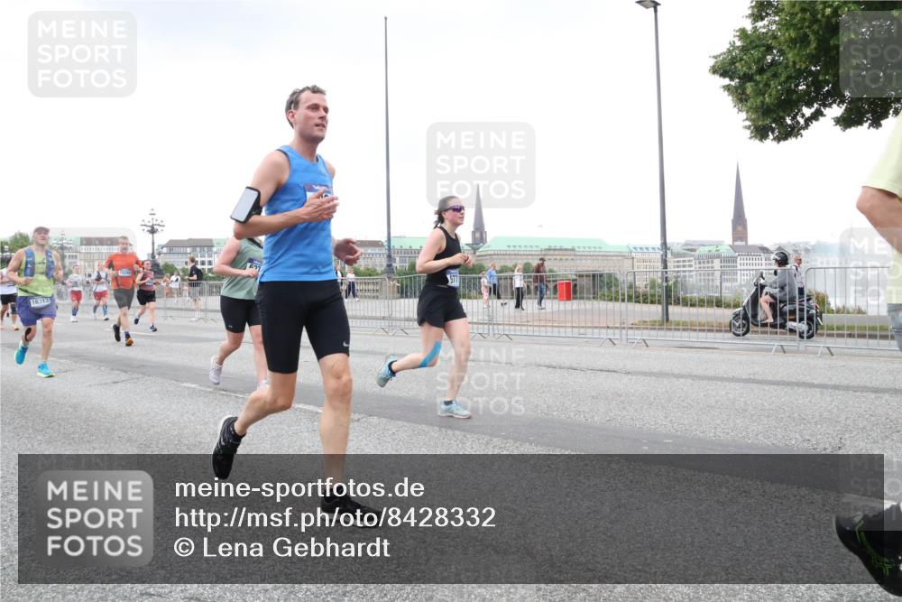 29.06.2025 - hella hamburg halbmarathon Lena Gebhardt http://msf.ph/oto/8428332 29.06.2025 10:53:53 Lombardsbrücke 16313, 1017, 1263, 1340, 1687, 1709, 1744, 1753, 1779, 1789, 1984, 2079, 2372, 2429, 2600, 2761, 2854, 3055, 3079, 3187, 3188, 3226, 3249, 3465, 3467, 3557, 4323, 4595, 4685, 4801, 4838, 5430, 5562, 5804, 5815, 5856, 5857, 5898, 5964, 6039, 6041, 6044, 6192, 6273, 6306, 6468, 6583, 6913, 6988, 6996, 7039, 7068, 7537, 7611, 7614, 7876, 7890, 8189, 8867, 8924, 9077, 9138, 9203, 9456, 9503, 9531, 9572, 9685, 9771, 9785, 11390 meine-sportfotos.de
