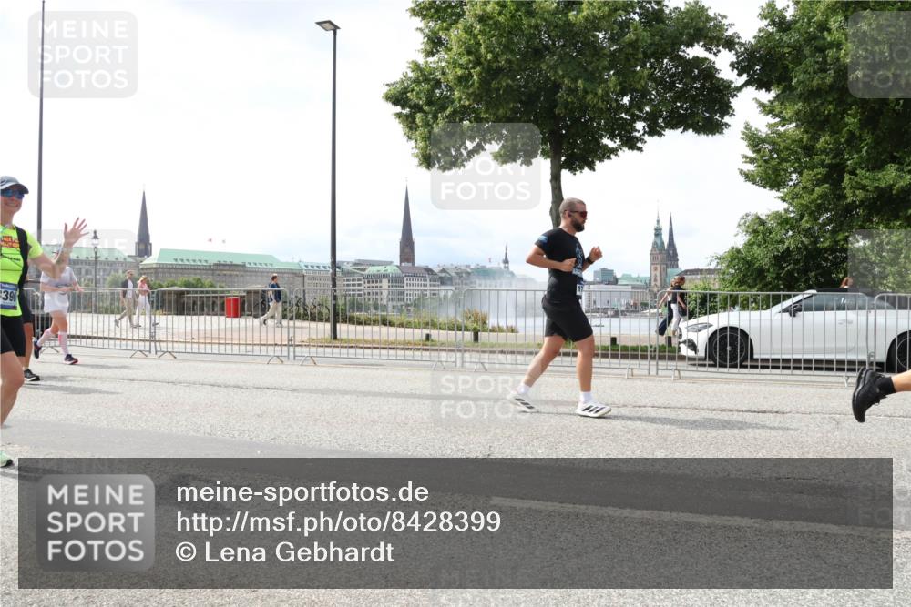 29.06.2025 - hella hamburg halbmarathon Lena Gebhardt http://msf.ph/oto/8428399 29.06.2025 10:43:46 Lombardsbrücke 390, 1023, 1026, 1095, 1155, 1306, 1310, 1400, 1459, 1878, 2073, 2733, 3238, 3288, 3329, 3390, 3597, 4367, 4627, 4636, 4866, 5001, 5192, 5201, 5214, 5293, 5370, 5720, 5890, 5902, 5905, 6012, 6036, 6096, 6226, 6334, 6440, 6895, 6931, 6971, 6973, 7197, 7205, 7206, 7489, 7504, 7926, 8000, 8058, 8135, 8233, 8408, 8504, 8870, 9073, 9639, 9641, 9704, 9831, 9879, 10083, 10097, 10200, 10202 meine-sportfotos.de