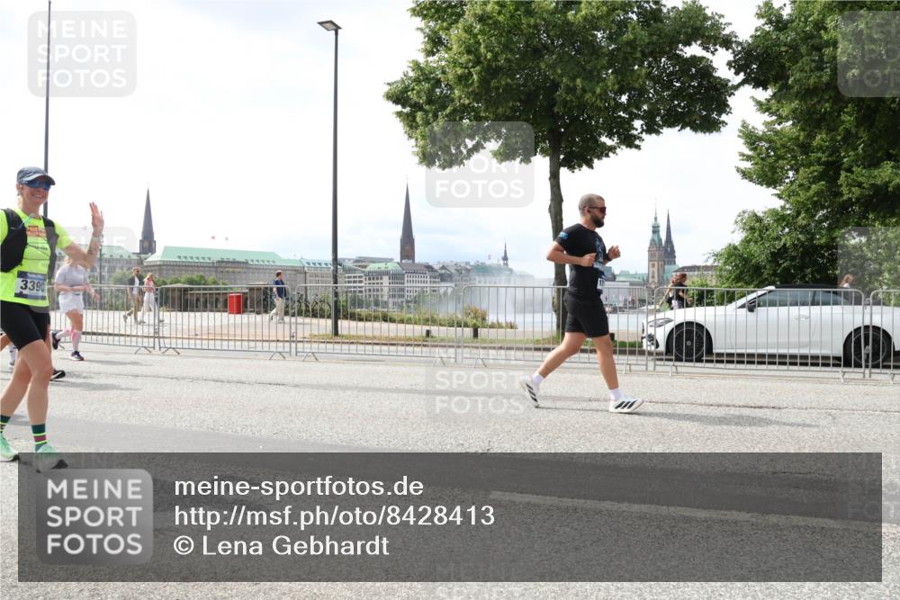 29.06.2025 - hella hamburg halbmarathon Lena Gebhardt http://msf.ph/oto/8428413 29.06.2025 10:43:46 Lombardsbrücke 3390, 1023, 1026, 1095, 1155, 1306, 1310, 1400, 1459, 1878, 2073, 2733, 3238, 3288, 3329, 3390, 3597, 4367, 4627, 4636, 4866, 5001, 5192, 5201, 5214, 5293, 5370, 5720, 5890, 5902, 5905, 6012, 6036, 6096, 6226, 6334, 6440, 6895, 6931, 6971, 6973, 7197, 7205, 7206, 7489, 7504, 7926, 8000, 8058, 8135, 8233, 8408, 8504, 8870, 9073, 9639, 9641, 9704, 9831, 9879, 10083, 10097, 10200, 10202 meine-sportfotos.de
