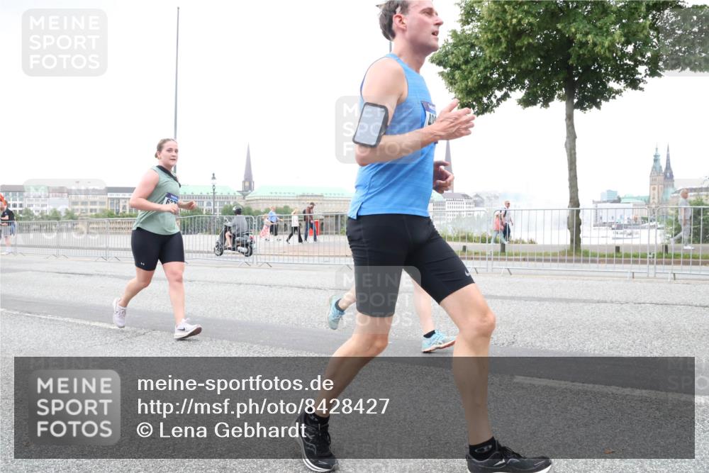 29.06.2025 - hella hamburg halbmarathon Lena Gebhardt http://msf.ph/oto/8428427 29.06.2025 10:53:54 Lombardsbrücke 1017, 1263, 1687, 1709, 1744, 1753, 1779, 1789, 1984, 2079, 2372, 2429, 2600, 2761, 2854, 3055, 3079, 3187, 3188, 3226, 3249, 3465, 3467, 3557, 4323, 4595, 4685, 4801, 4838, 5430, 5562, 5804, 5815, 5856, 5857, 5898, 5964, 6039, 6041, 6044, 6192, 6273, 6306, 6468, 6583, 6913, 6988, 6996, 7039, 7068, 7537, 7611, 7614, 7876, 7890, 8867, 8924, 9077, 9138, 9203, 9456, 9503, 9531, 9572, 9771, 9785, 11390 meine-sportfotos.de