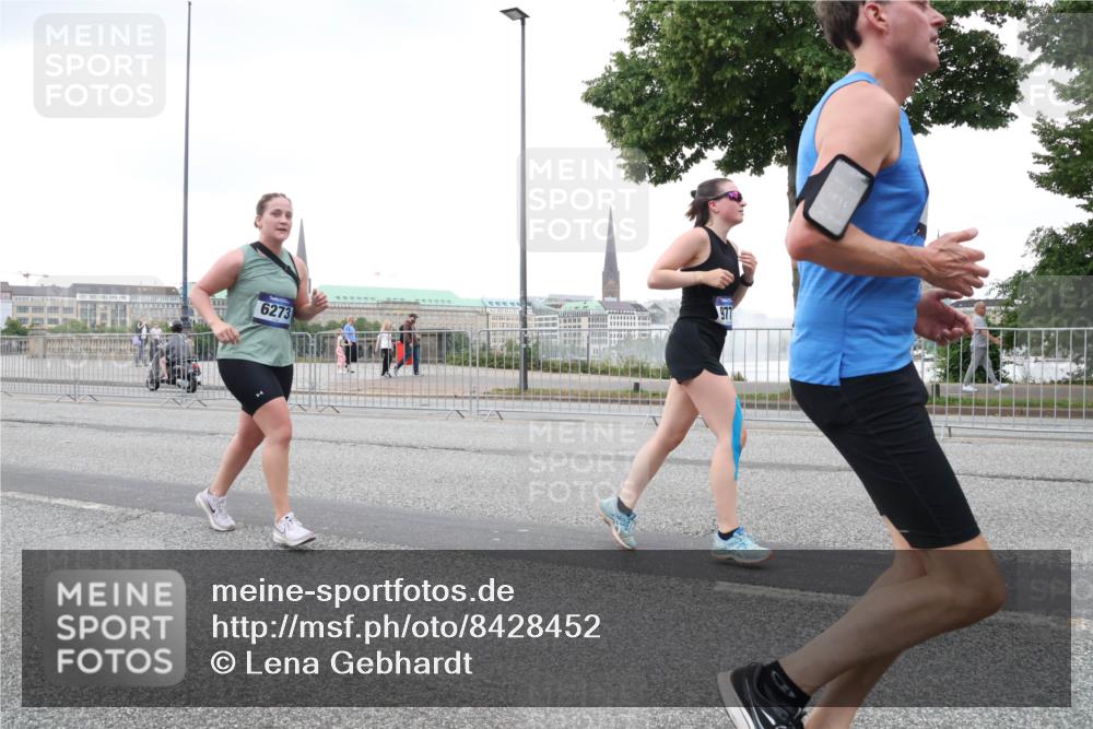 29.06.2025 - hella hamburg halbmarathon Lena Gebhardt http://msf.ph/oto/8428452 29.06.2025 10:53:54 Lombardsbrücke 6273, 977, 11, 37, 1017, 1263, 1687, 1709, 1744, 1753, 1779, 1789, 1984, 2079, 2372, 2429, 2600, 2761, 2854, 3055, 3079, 3187, 3188, 3226, 3249, 3465, 3467, 3557, 4323, 4595, 4685, 4801, 4838, 5430, 5562, 5804, 5815, 5856, 5857, 5898, 5964, 6039, 6041, 6044, 6192, 6273, 6306, 6468, 6583, 6913, 6988, 6996, 7039, 7068, 7537, 7611, 7614, 7876, 7890, 8867, 8924, 9077, 9138, 9203, 9456, 9503, 9531, 9572, 9771, 9785, 11390 meine-sportfotos.de